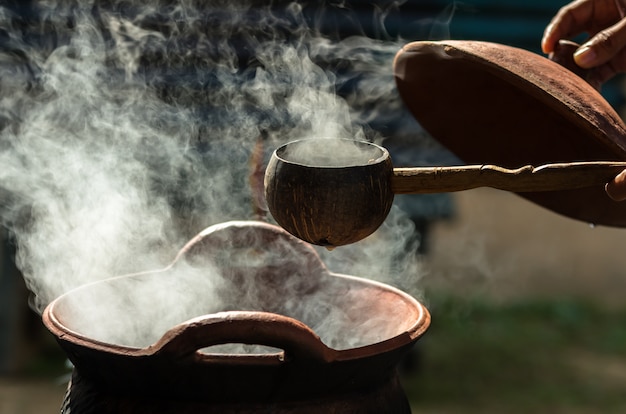 Manipuler la cuillère sur la fumée du pot traditionnel en argile