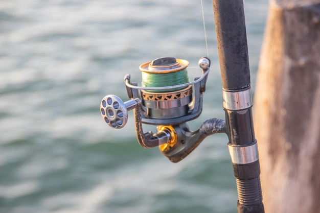 La manivelle d'une canne de pêche avec une bobine de pied de bobine de siège de bobine enroulée et un frein de bobine