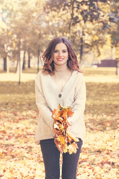 Mannequin d'automne femme s'amusant dans le parc d'automne en plein air