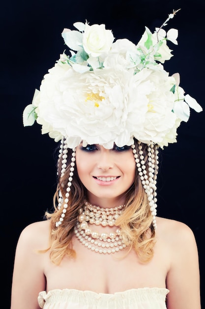 Mannequin belle femme avec couronne de fleurs blanches. classique jeune beauté