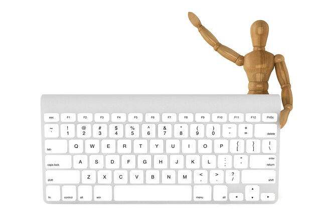 Mannequin en bois avec clavier d'ordinateur sur fond blanc