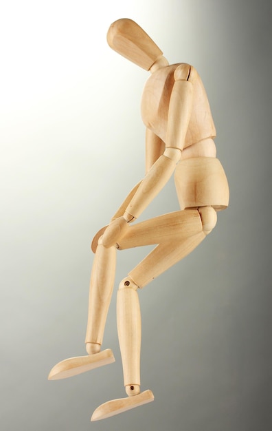 Photo mannequin en bois sur fond gris