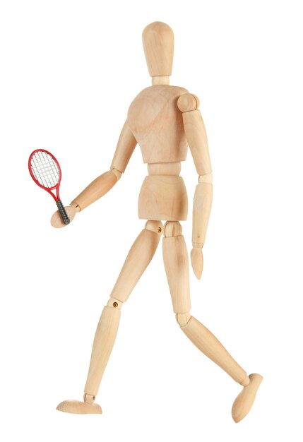 Mannequin en bois avec raquette de tennis isolé sur blanc