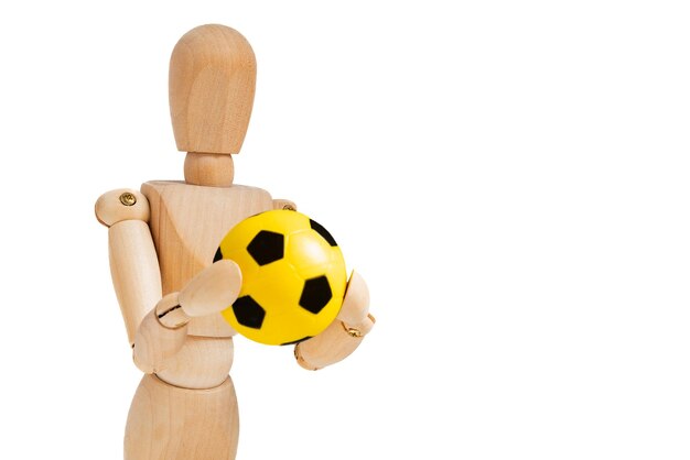 Mannequin en bois tenant un ballon de football sur fond blancxA