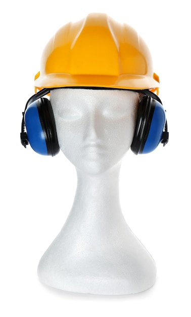 Photo mannequin avec casque et casque sur fond blanc équipement de protection auditive