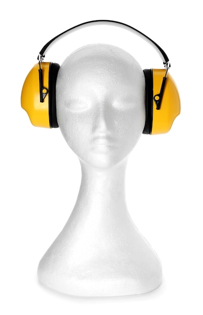 Photo mannequin avec casque sur fond blanc protection auditive