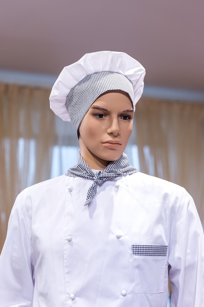 Mannequin de chef en vêtements blancs et un chapeau