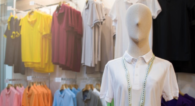 Mannequin avec chemise blanche en magasin de vêtements