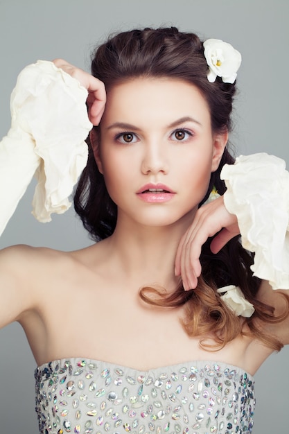 Mannequin avec coiffure de mariée beaux cheveux et fleurs blanches