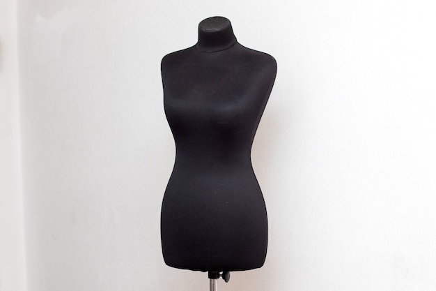 Mannequin de couture professionnel pour femmes noires en atelier.