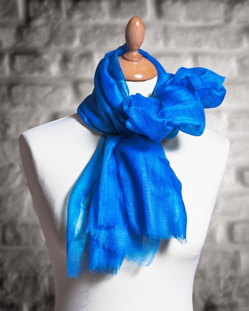 Mannequin avec drap de soie. Châle en organza bleu mode tricoté sur buste de tailleur