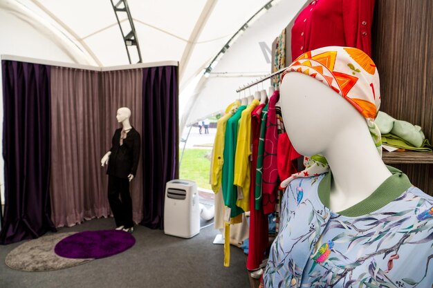 Photo un mannequin féminin en costume sur une vitrine vente de vêtements modernes à la mode vente en gros et au détail de vêtements pour jeunes brillants