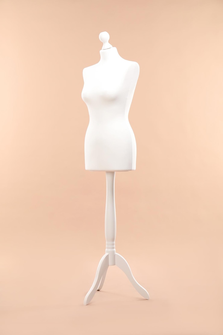 Photo un mannequin féminin sur un fond beige