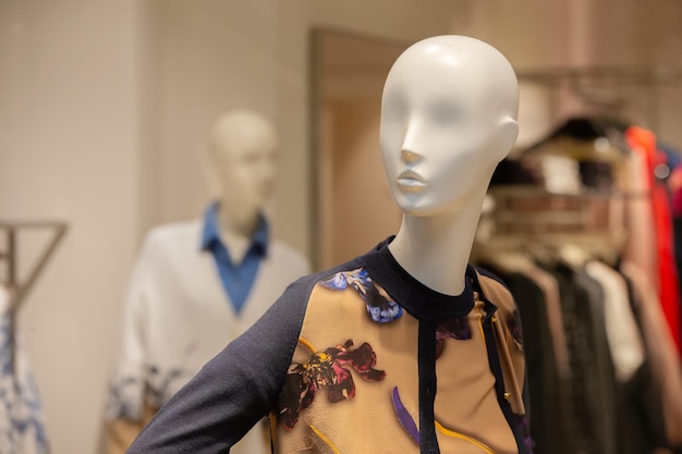 Photo mannequin féminin en vêtements floraux dans une vitrine