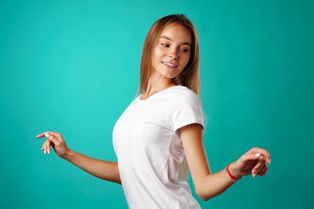 Mannequin femme souriante danse en studio