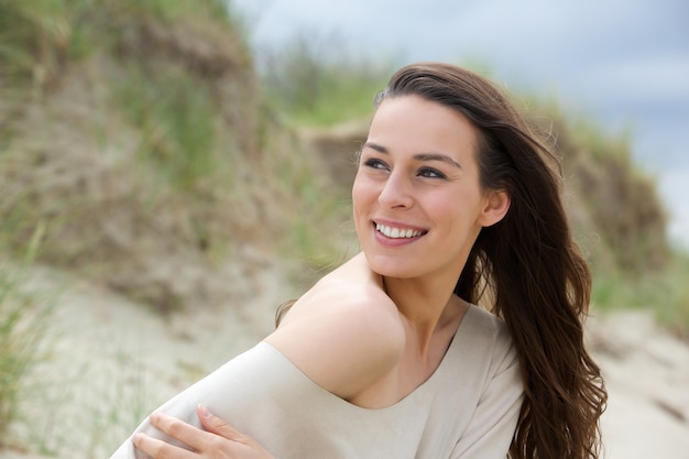 Mannequin femme souriante à l&#39;extérieur