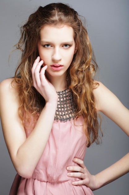 Mannequin fille posant sur fond gris en studio