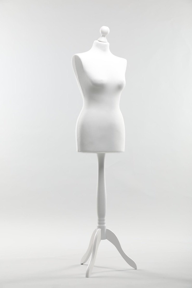 Photo un mannequin sur un fond gris clair équipement de créateurs de mode