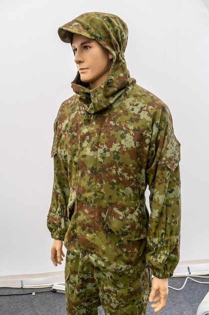 Un mannequin homme en tenue militaire dans une vitrine Vente de vêtements modernes à la mode Vente d'accessoires vestimentaires d'équipement militaire