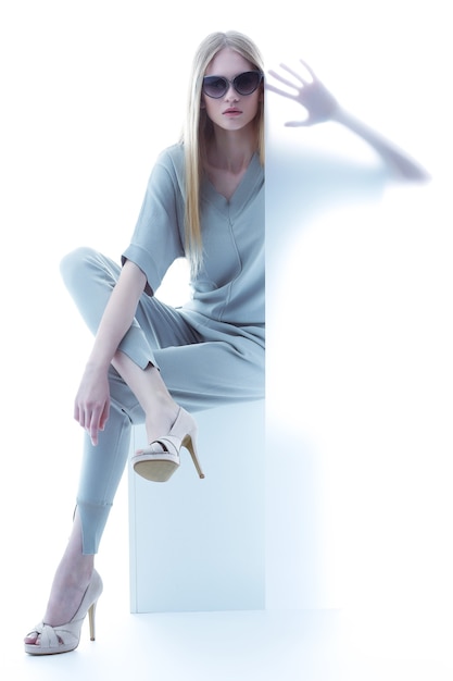 Mannequin en lunettes de soleil, belle jeune femme. Prise de vue en studio