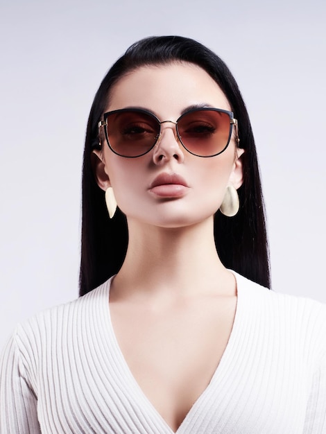 Mannequin en lunettes de soleil foncées