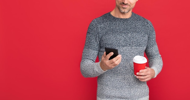 Mannequin masculin tenir tasse et smartphone café du matin concept de communication