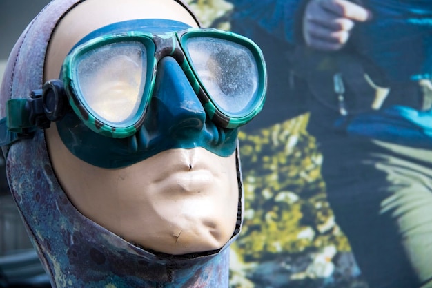 Mannequin portant un masque pour la plongée