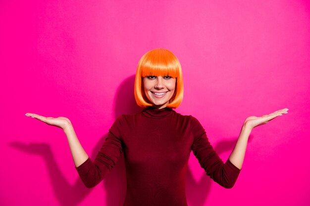 Mannequin posant avec perruque orange