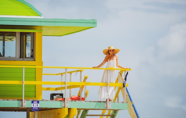 Mannequin posant sur la robe d'été de la plage de miami vêtements de femme à la mode jeune belle hipst