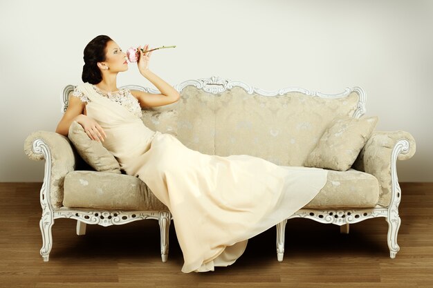 Mannequin En Robe De Soirée à L'intérieur Rétro