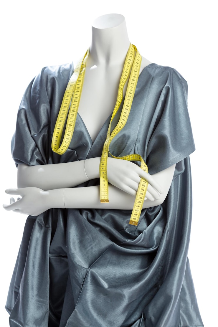 Photo un mannequin avec un ruban à mesurer