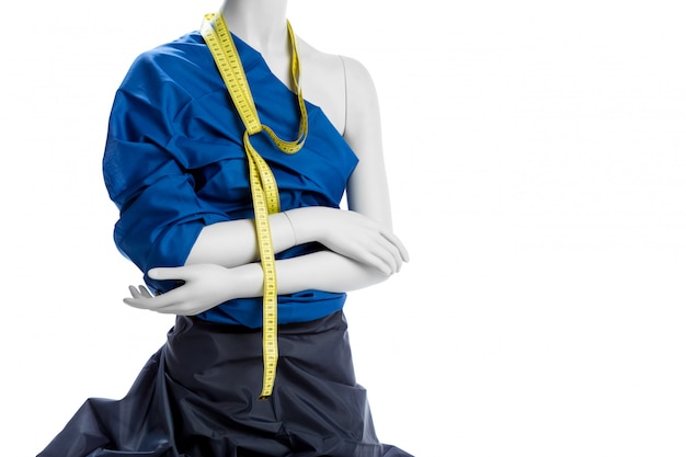 Un mannequin avec un ruban à mesurer