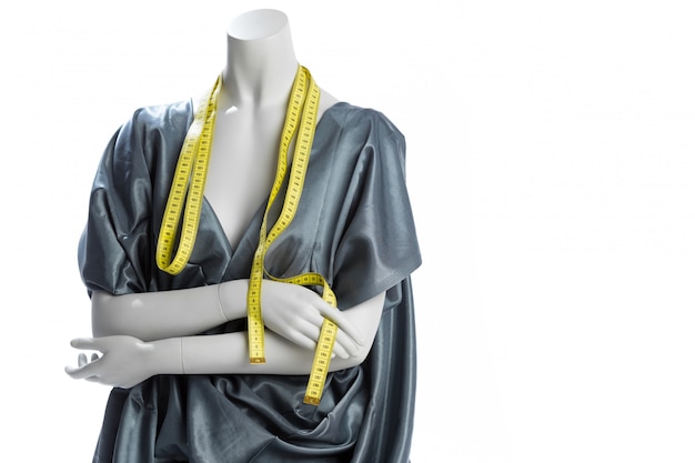 Un mannequin avec un ruban à mesurer