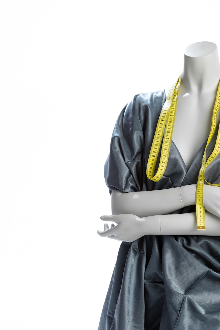 Photo un mannequin avec un ruban à mesurer