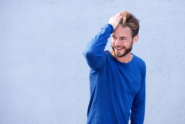 Mannequin souriant avec la main dans les cheveux