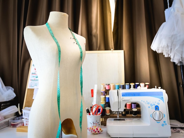 Le mannequin sur la table à l'atelier