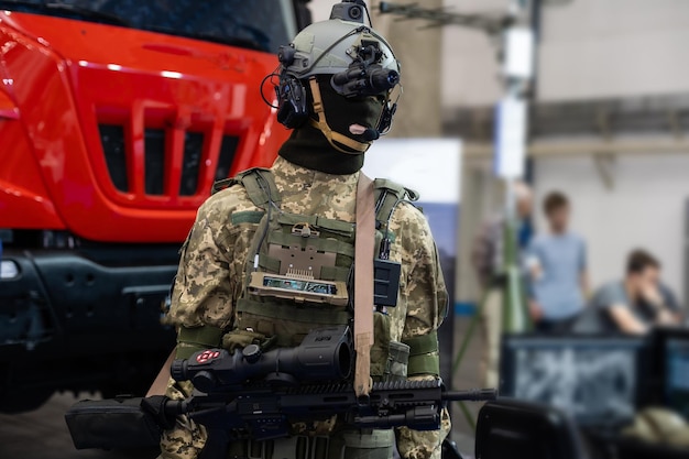 Mannequin en uniforme et équipement militaire. Casque de sécurité et lunettes. Dispositif de communication radio spécial. Installations de guerre modernes.