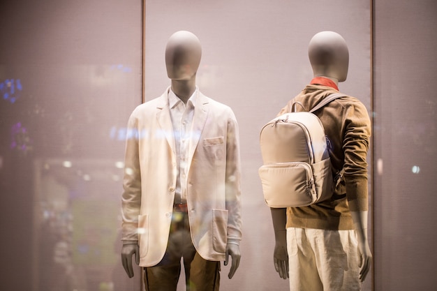 Mannequin en vêtements pour hommes dans la vitrine