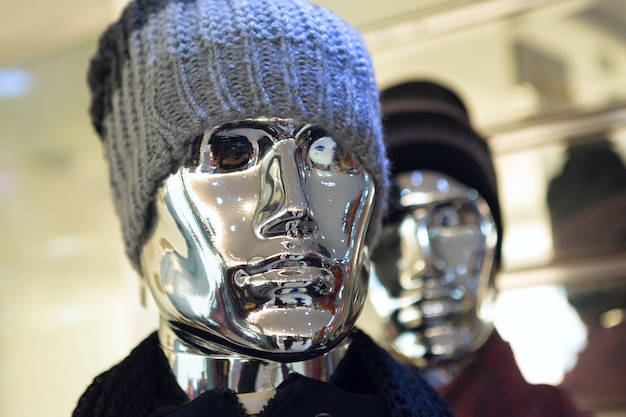 Mannequins d'argent dans un magasin de vêtements.