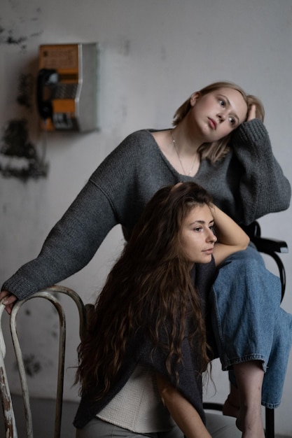 Des mannequins blondes et brunes posent en tricot pour un catalogue de vêtements