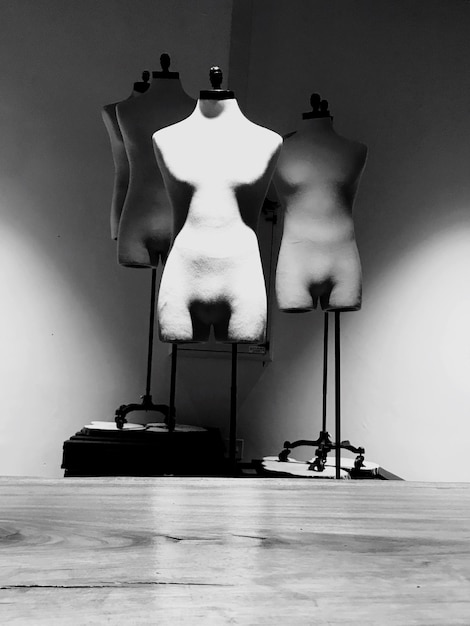 Des mannequins contre le mur.