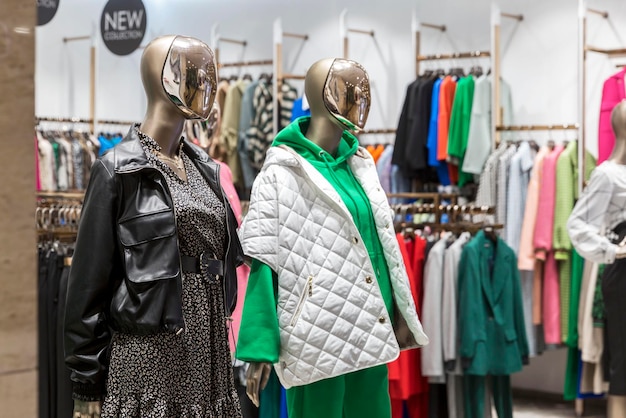 Mannequins dans la vitrine d'un magasin de vêtements pour femmes Fashion Style Publicité de la nouvelle collection