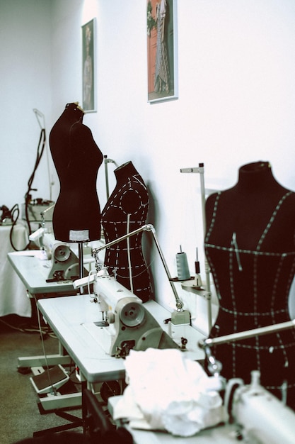 Des mannequins noirs dans un atelier de couture