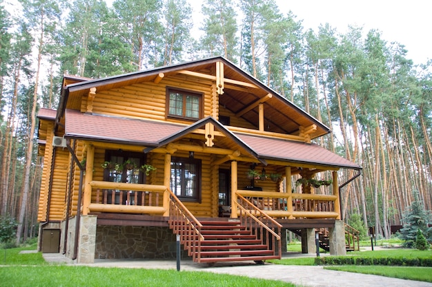 Manoir en bois dans la pinède