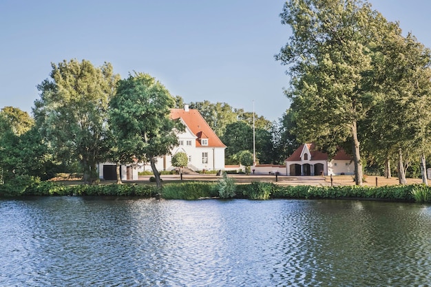 Manoir sur la rive du fleuve au Danemark