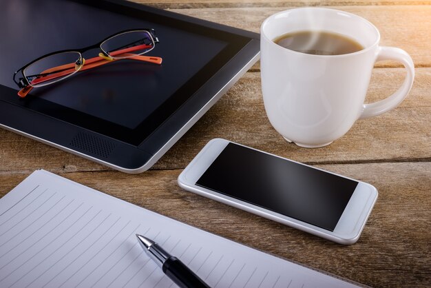 Mans lieu de travail au bureau en bois avec café