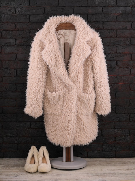 Photo un manteau de fourrure blanc sur un cintre