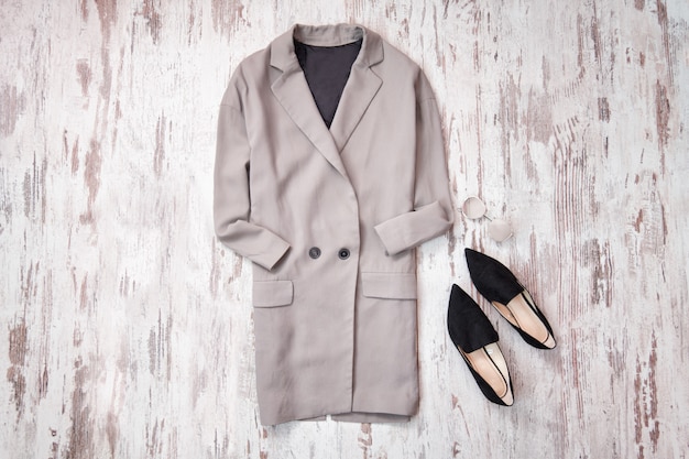 Manteau gris et chaussures noires