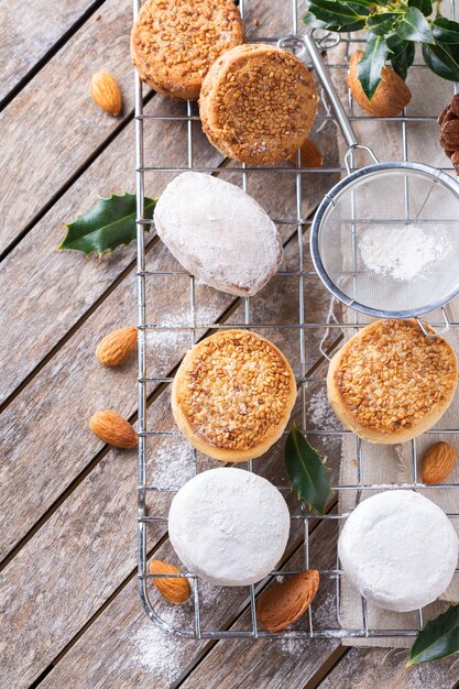 Mantecados et polvorones espagnols typiques de bonbons de Noël sablés