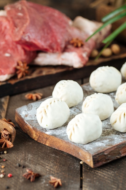 Manti cru non cuit. Plat de viande de boulettes traditionnelles d'Asie centrale avec de la viande et des oignons.